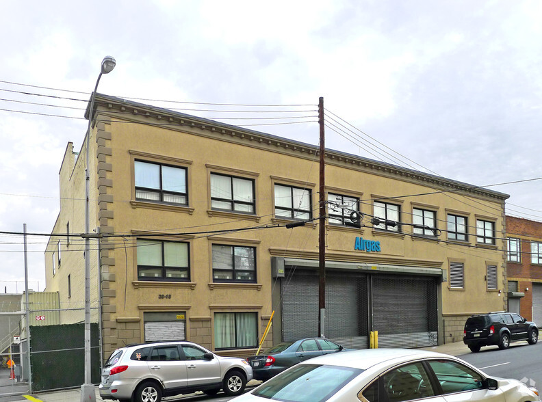 3818 33rd St, Long Island City, NY for lease - Building Photo - Image 2 of 4