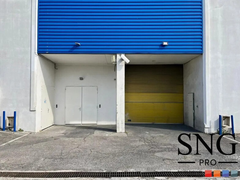 Industrial in Vitrolles for lease - Building Photo - Image 2 of 12