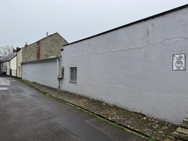 9 Castle Hl, Axminster for lease - Building Photo - Image 3 of 3