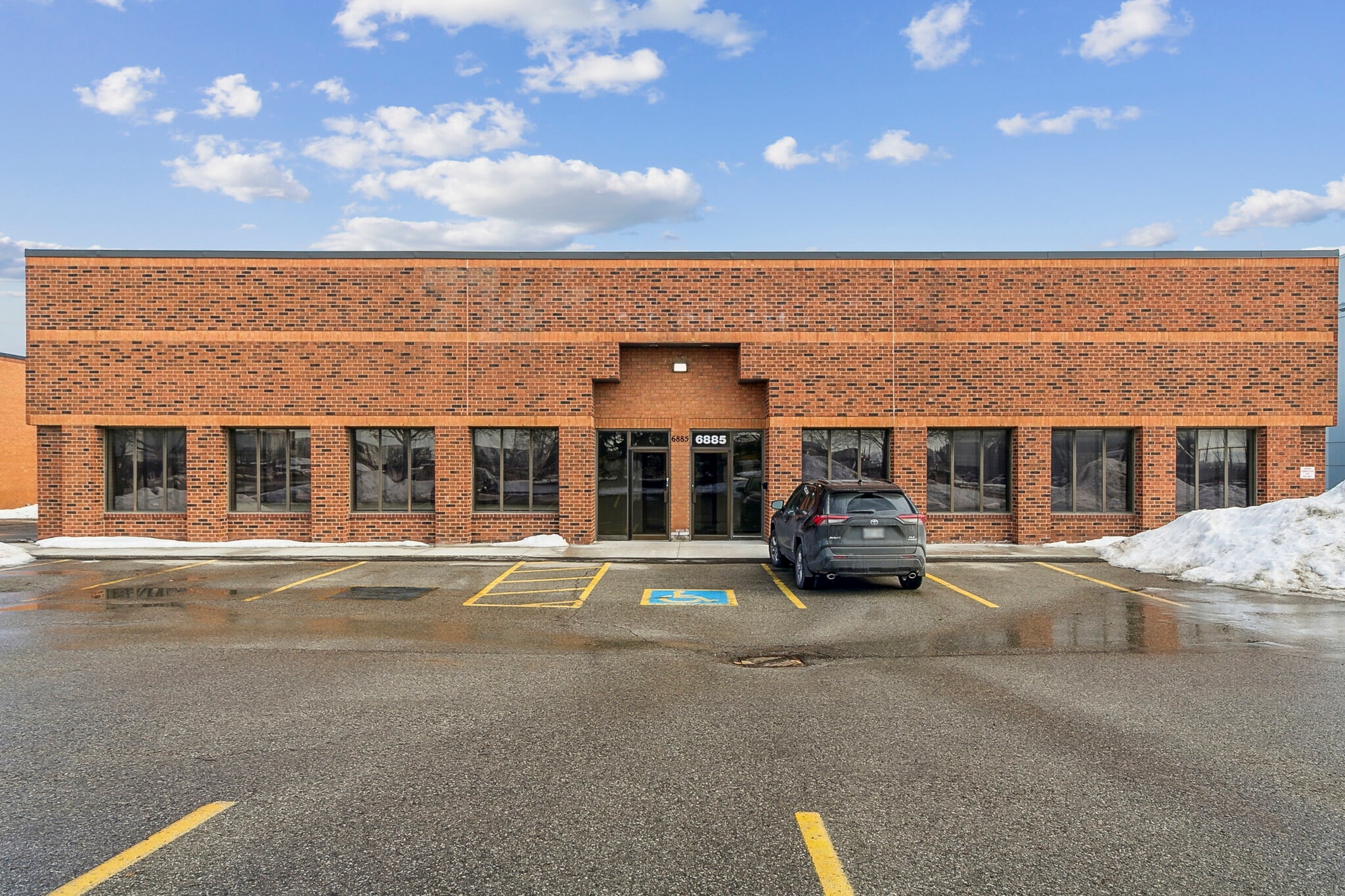 6885-6895 Menway Ct, Mississauga, ON for lease Building Photo- Image 1 of 2