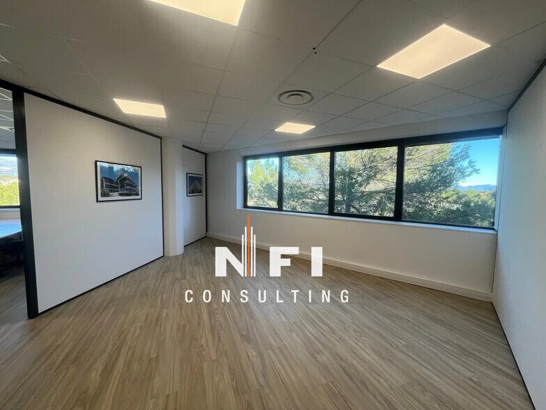 Office in Valbonne for sale - Interior Photo - Image 2 of 10
