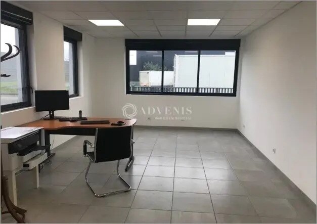 Flex in La chaussee St Victor for lease - Interior Photo - Image 3 of 4