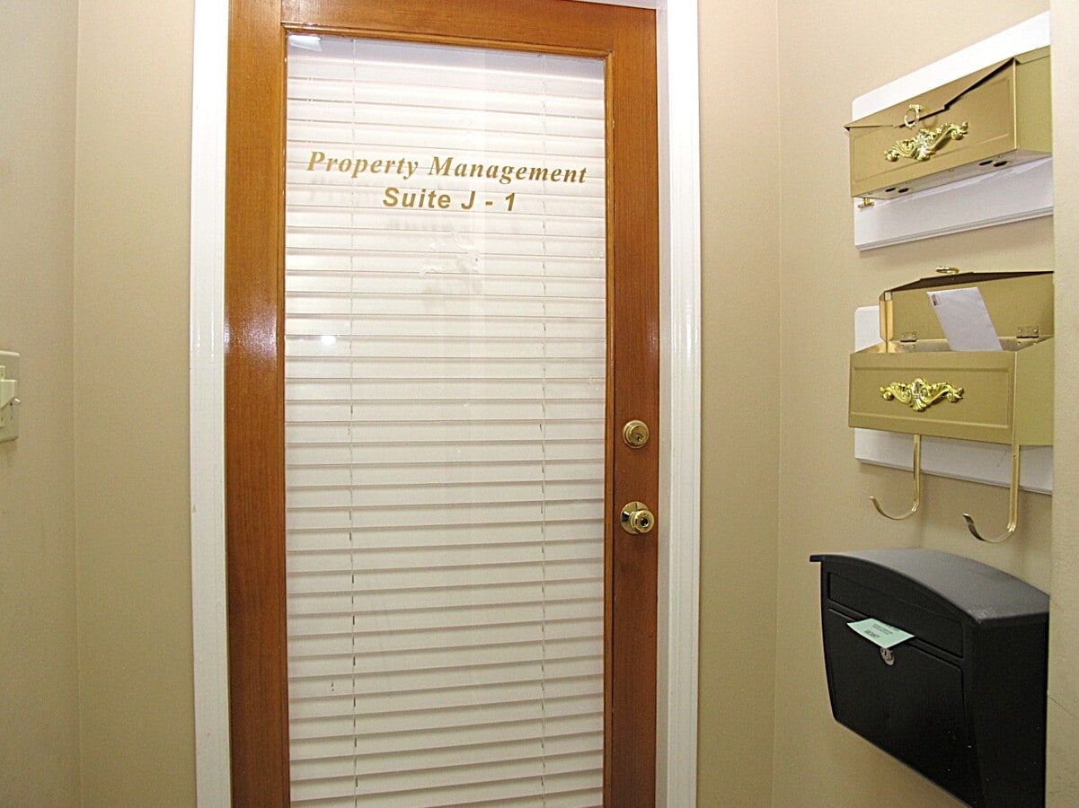 1365 Westgate Center Dr, Winston-Salem, NC 27103 - Unit J-1 - - Interior Photo - Image 2 of 12