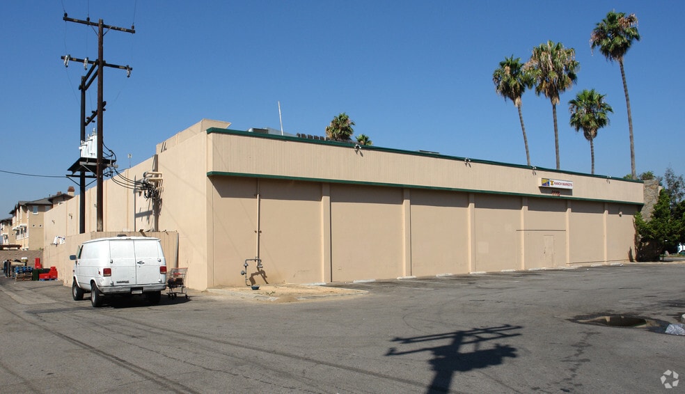 1112 Walnut Ave, Tustin, CA for lease - Building Photo - Image 3 of 3