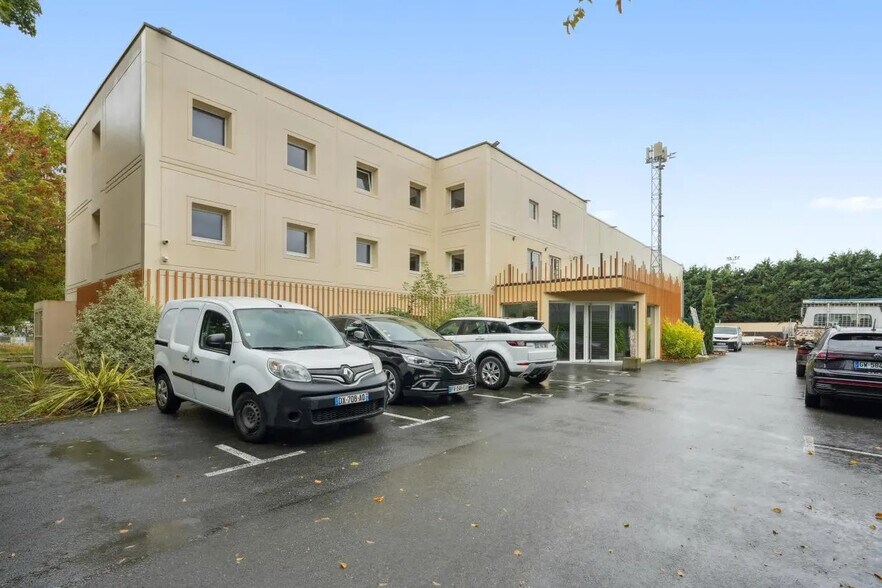 Flex in Grigny for sale - Building Photo - Image 1 of 14