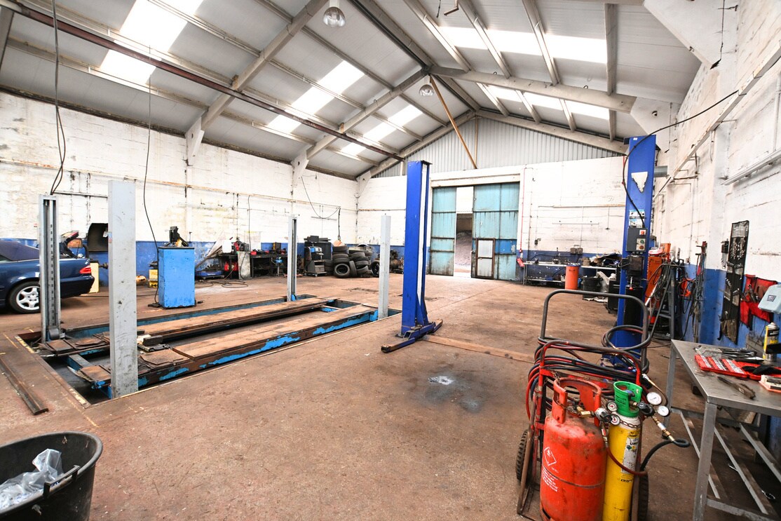 Lochlibo Road, Neilston for lease Interior Photo- Image 1 of 3
