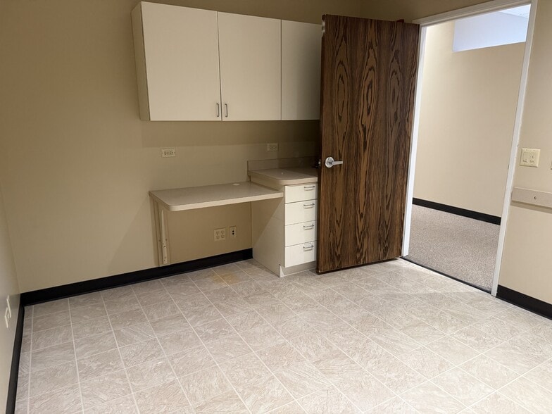 22285 N Pepper Rd, Lake Barrington, IL for lease - Building Photo - Image 2 of 5