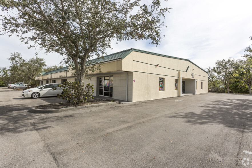 5610 Yahl St, Naples, FL for lease - Building Photo - Image 3 of 6