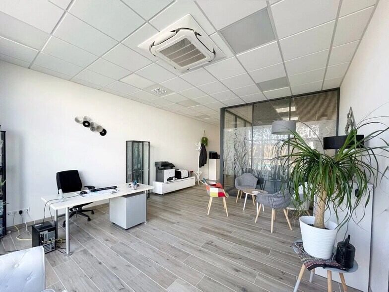 Office in Beauvais for lease - Interior Photo - Image 1 of 5