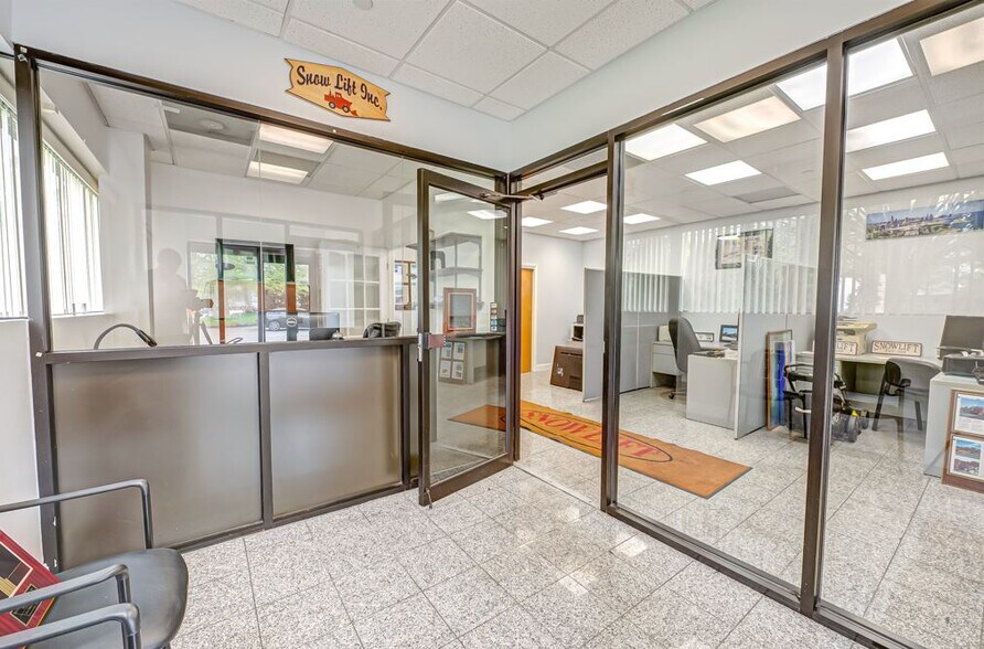 24 ft. Ceilings, Huge Yard portfolio of 2 properties for sale on LoopNet.com - Interior Photo - Image 3 of 27