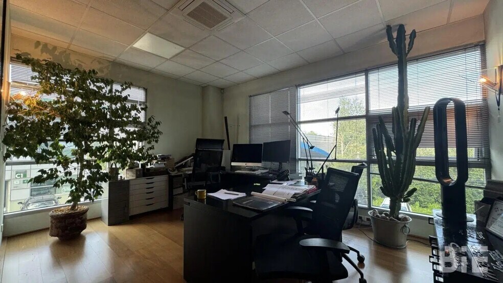 Office in Floirac for lease - Interior Photo - Image 2 of 5