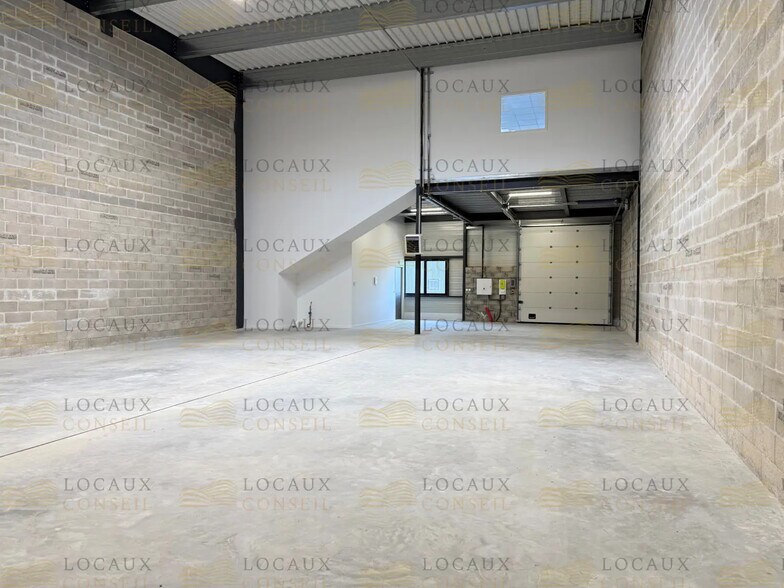Flex in Les Mureaux for lease - Interior Photo - Image 1 of 15