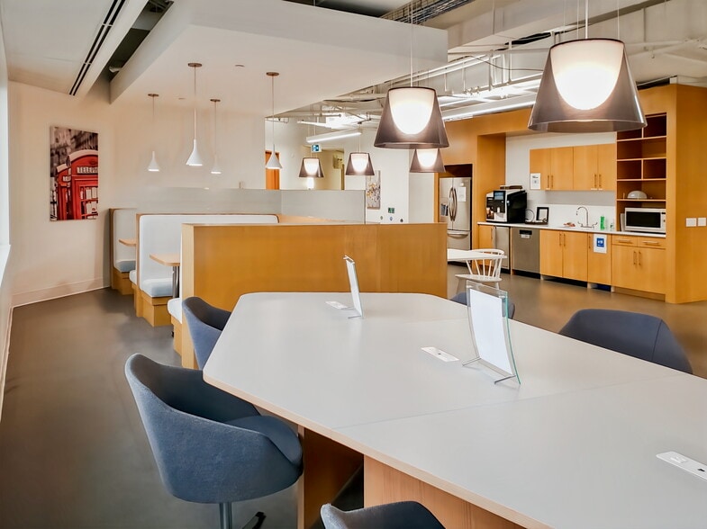 160 Quarry Park Blvd SE, Calgary, AB for lease - Interior Photo - Image 2 of 17