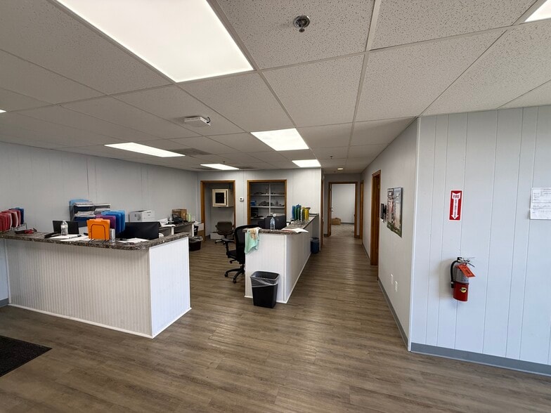 2100 Commerce Dr, Cayce, SC for lease - Building Photo - Image 3 of 9