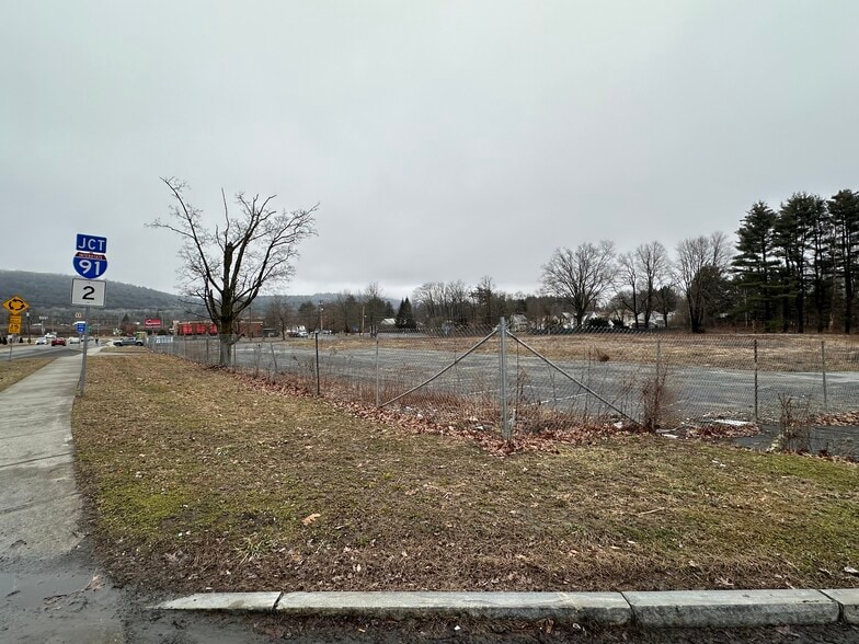 125 Mohawk Trl, Greenfield, MA for sale - Primary Photo - Image 1 of 7