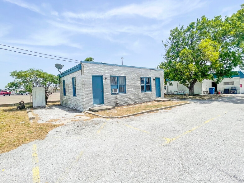 305 N Commercial St, Aransas Pass, TX 78336