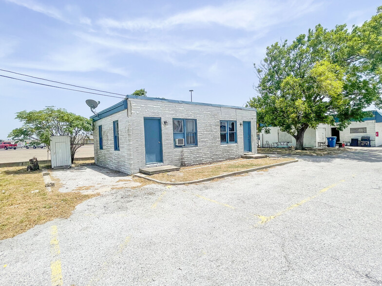 305 N Commercial St, Aransas Pass, TX for sale - Primary Photo - Image 1 of 1