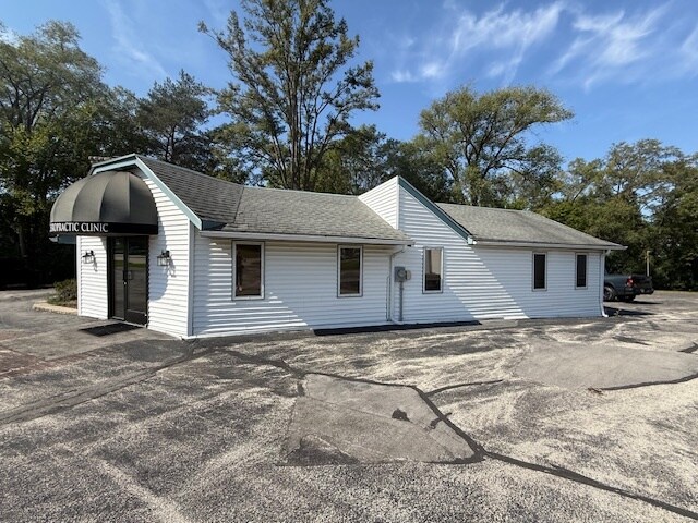 1820 E Main St, Waukesha, WI for lease - Building Photo - Image 2 of 3