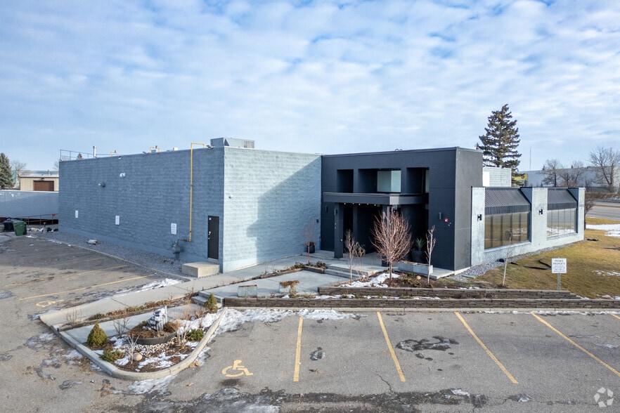 2027 Pegasus Rd NE, Calgary, AB for sale - Primary Photo - Image 1 of 1