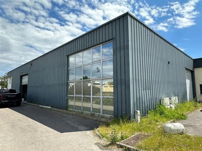 Location Local d'activités 725 m²