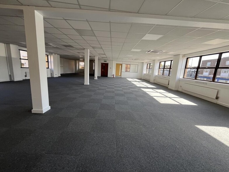 6 Civic Dr, Ipswich for sale - Interior Photo - Image 3 of 8