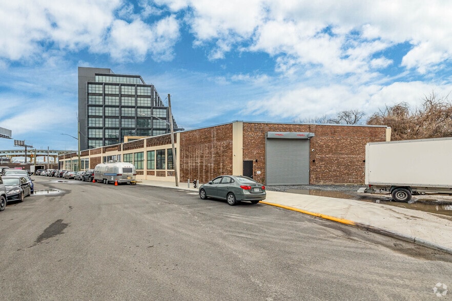 25- 11 49th Ave, Long Island City, NY for lease - Building Photo - Image 2 of 6