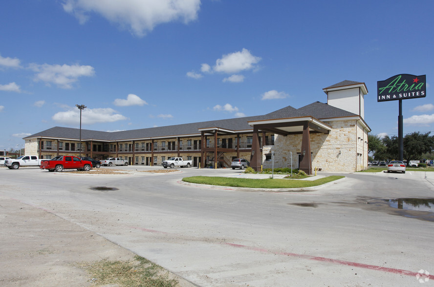 701 N Harborth Ave, Three Rivers, TX for sale - Building Photo - Image 1 of 4