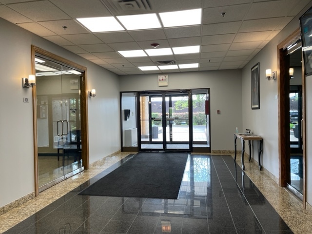 1275 Davis Rd, Elgin, IL for lease - Interior Photo - Image 2 of 15