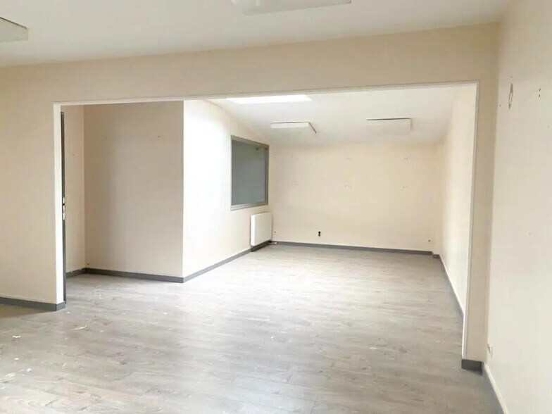 Office in Plaisir for lease - Building Photo - Image 3 of 5