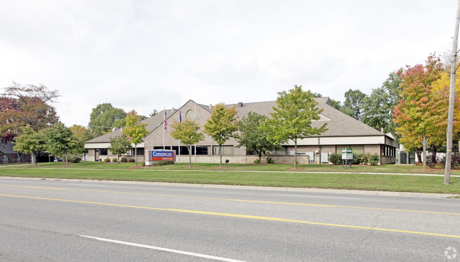 627 E Maple Rd, Troy, MI 48083