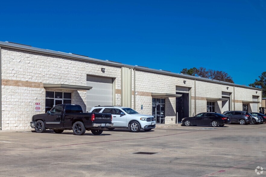 702 S Persimmon St, Tomball, TX for lease - Building Photo - Image 3 of 3