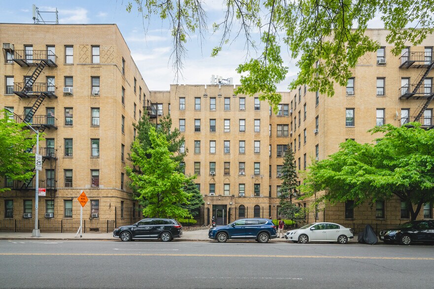 1776 Castle Hill Ave, Bronx, NY for sale - Primary Photo - Image 1 of 1