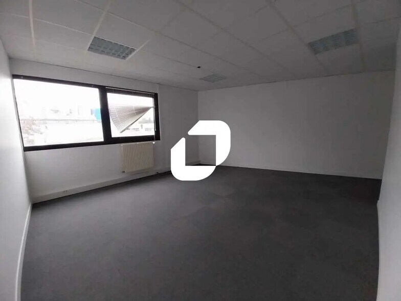 Flex in Villejust for lease - Interior Photo - Image 2 of 13