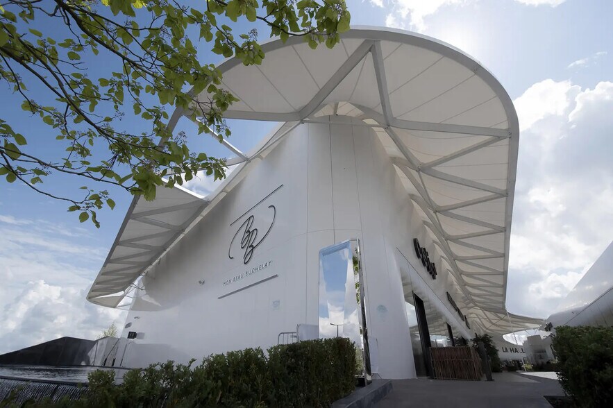 Retail in Buchelay for lease - Building Photo - Image 1 of 6