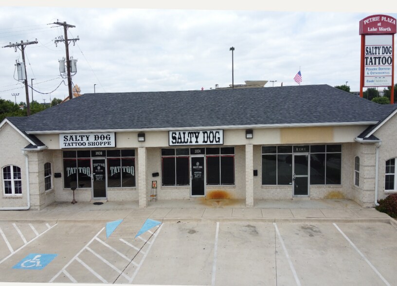 3930 Jim Wright Fwy, Lake Worth, TX for sale - Primary Photo - Image 1 of 1