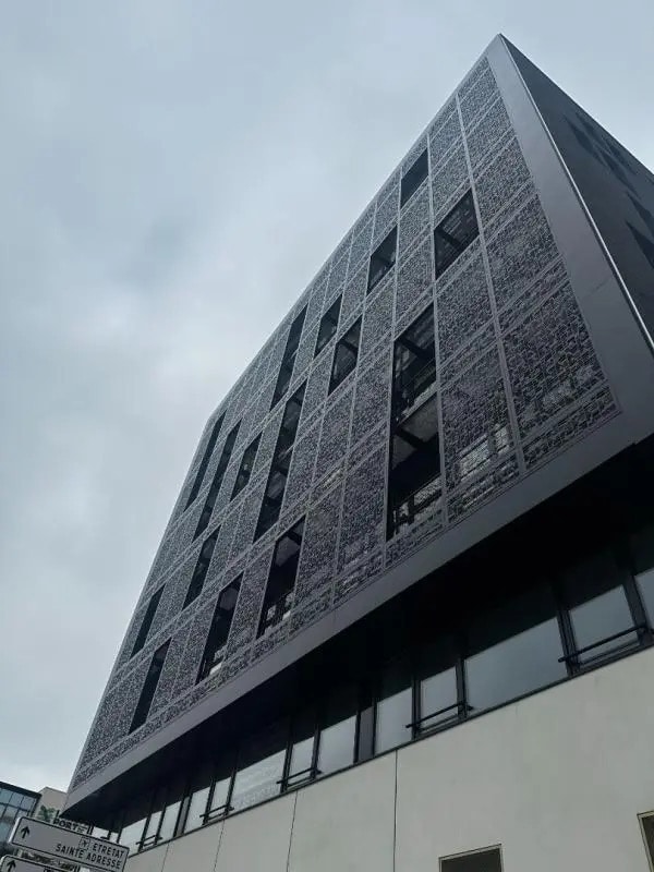 Location Bureaux 400 m² - Photo 1