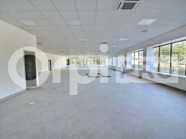 Retail in Serris for lease - Interior Photo - Image 2 of 7