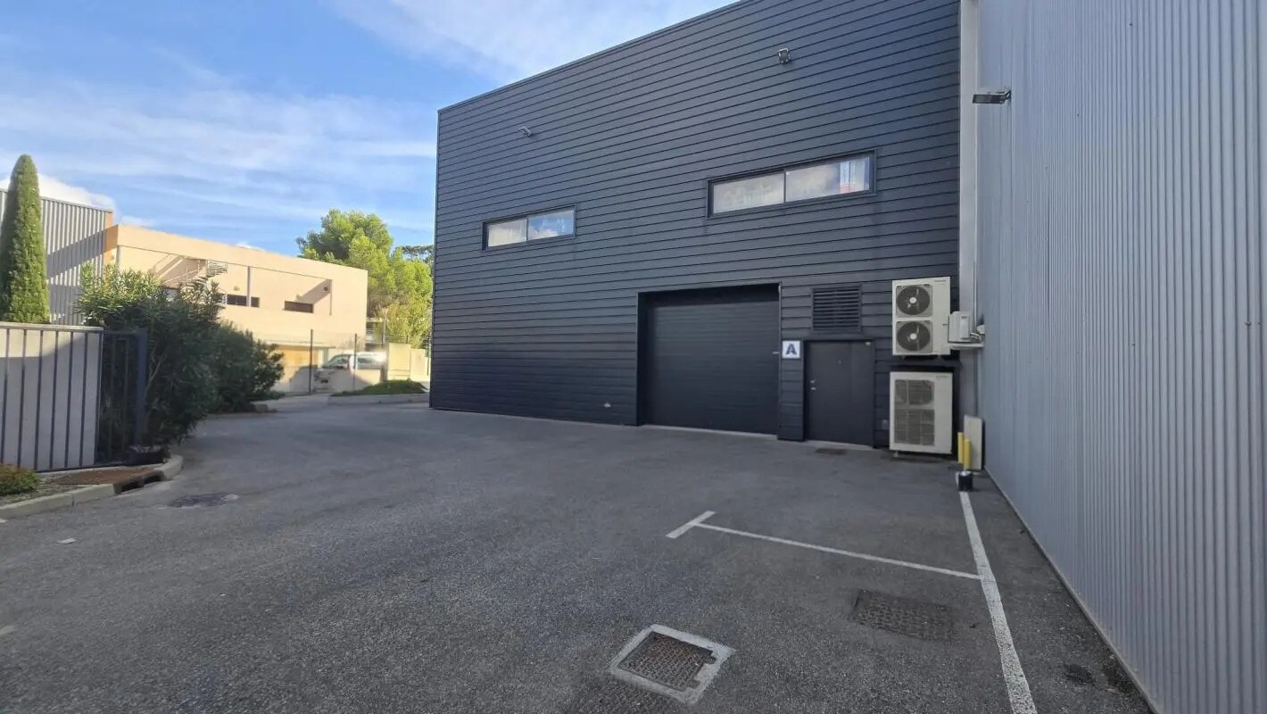 Industrial in Hyères for lease Building Photo- Image 1 of 6