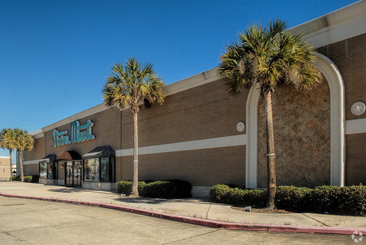 4410-4438 Dowlen Rd, Beaumont, TX for lease Building Photo- Image 1 of 8