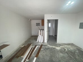 16899 Lakeshore Dr, Lake Elsinore, CA for lease Interior Photo- Image 1 of 3