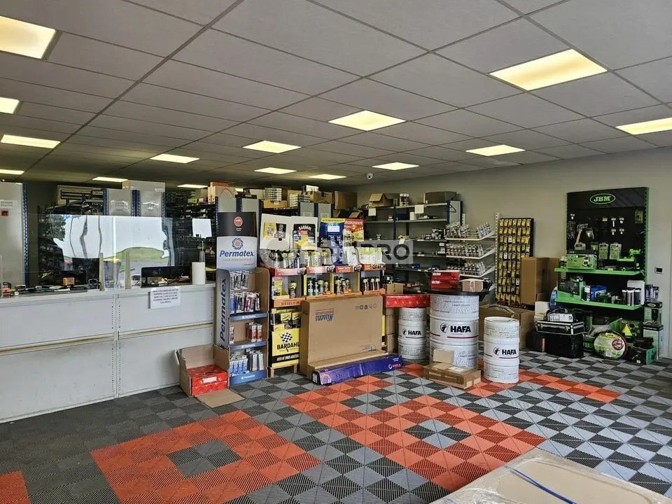 Retail in Lescar for lease Interior Photo- Image 1 of 4