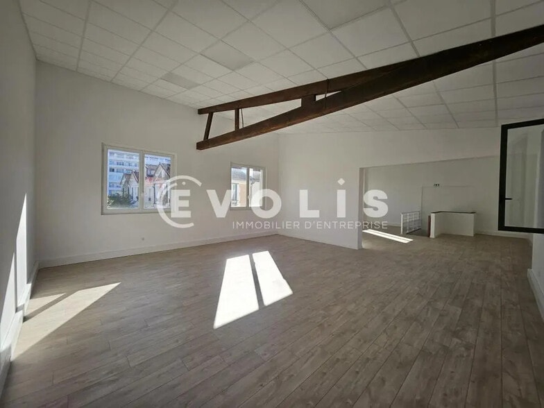 Office in Cachan for lease - Building Photo - Image 3 of 14