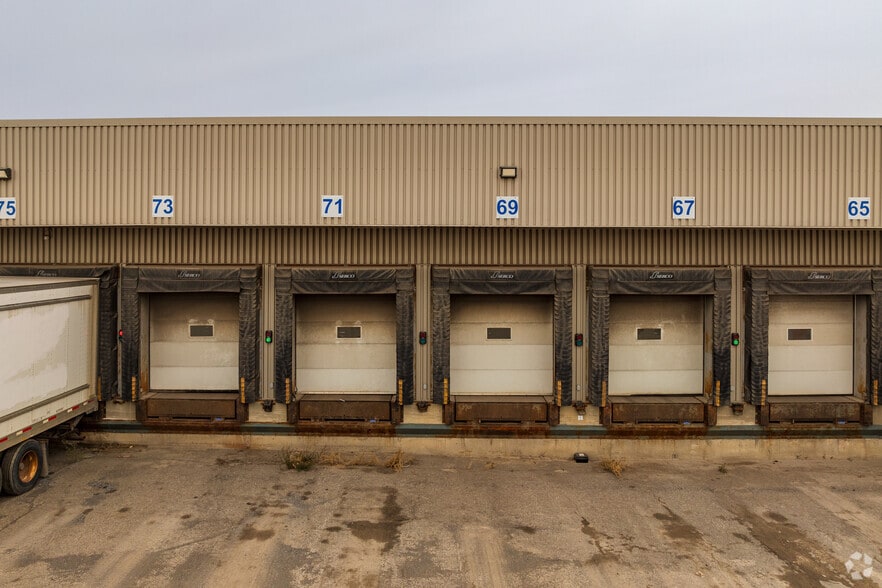 12321-12329 Boul Métropolitain E E, Montréal, QC for lease - Building Photo - Image 3 of 5