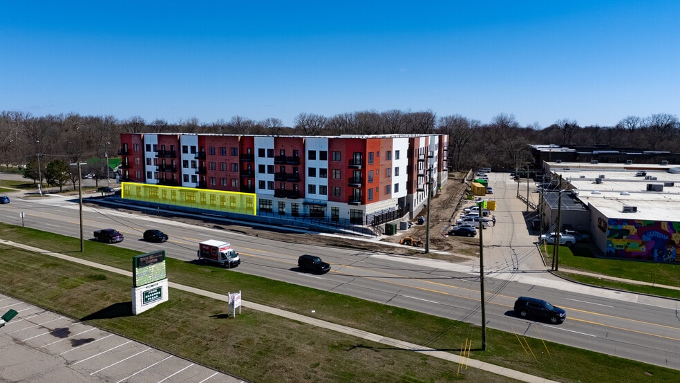 43700 Van Dyke Ave, Sterling Heights, MI for lease - Building Photo - Image 1 of 6