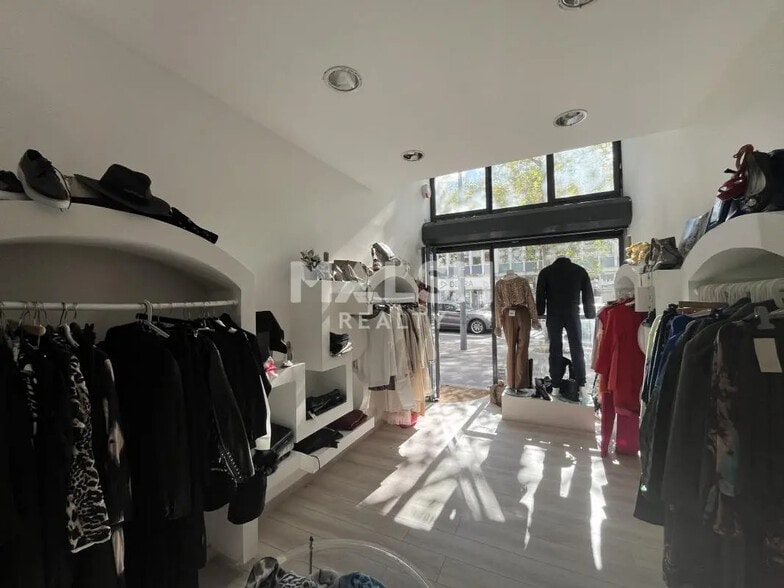 Retail in Lyon for lease - Interior Photo - Image 1 of 4