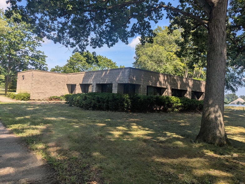 2526 Bypass Rd, Elkhart, IN for lease - Building Photo - Image 1 of 12