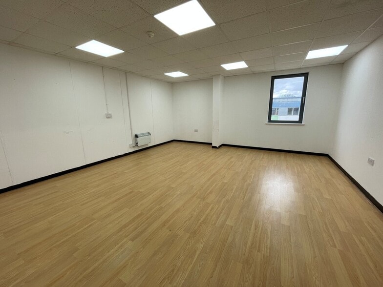 Whiteleaf Rd, Hemel Hempstead for lease - Building Photo - Image 3 of 5