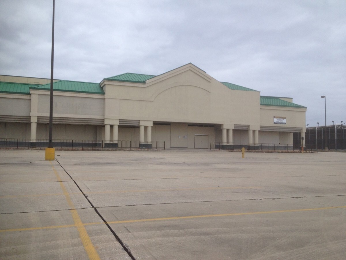 8315 W Judge Perez Dr, Chalmette, LA 70043