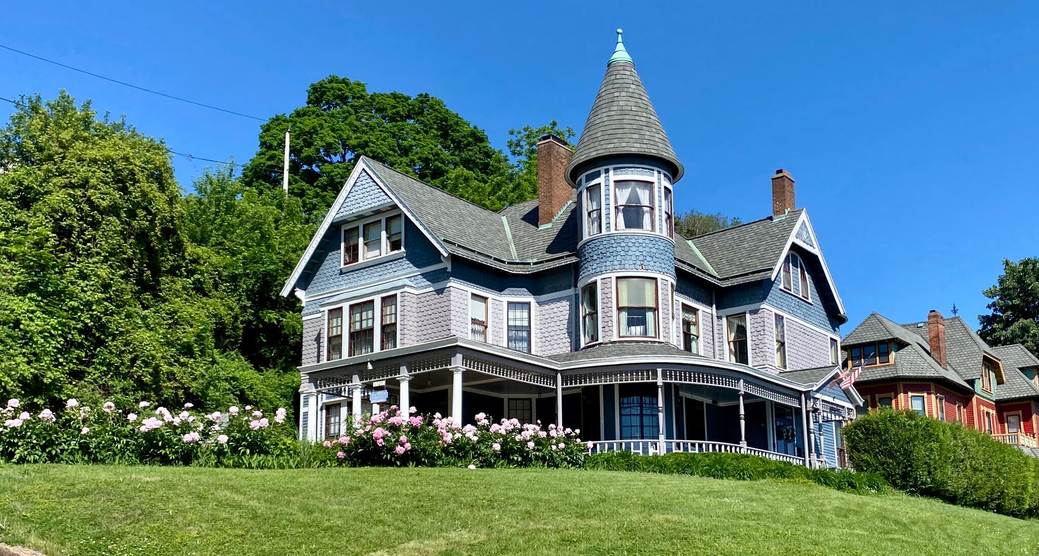 1105 Grove Ter, Dubuque, IA for sale Primary Photo- Image 1 of 1