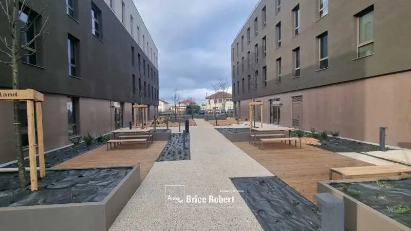 Office in Décines-Charpieu for lease - Building Photo - Image 2 of 5